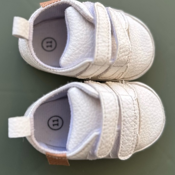 White baby shoes, 11 months - Picture 3 of 4